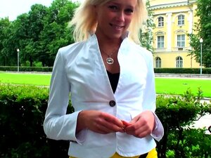 Une mignonne russe de 19 ans bronzée se fait baiser le cul en JEANS