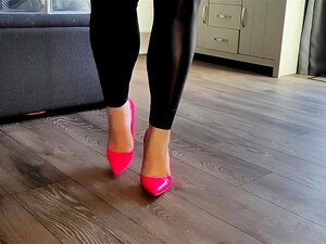 Tu m'aimes, pendant que je t'apprécie-JOI avec mes talons roses fluo