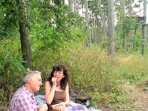 Sexe de couple mature en plein air