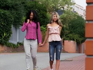 Une petite lesbienne russe blonde ramène sa petite amie thaïlandaise