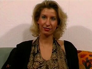 Regardez une MILF amateur coquine en bas sexy se livrer à une intense