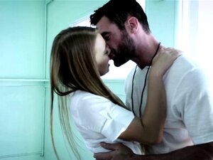 Le professeur en chaleur baise secrètement avec une étudiante