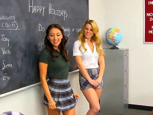 Un homme brutal baise une fille. Les écolières naïves sont la