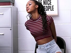 La mignonne noire sale Isla Biza a éclaté et baisée durement par un