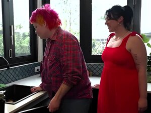 Lesbienne poilue avec un énorme clitoris baise une brune bien roulée