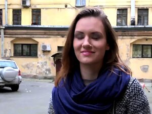 Je me suis retrouvé à regarder sans vergogne le cul de Sofy sur le