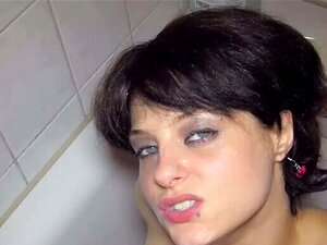 Gangbang amateur avec pisse et creampie avec la fille Lilly Bang 18