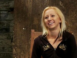 Une petite blonde sexy souffre de pinces à seins lourdes et d'un