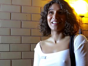  Une mignonne poilue excitée chevauchait la bite d'un client après