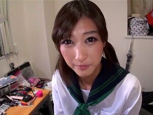 Petite japonaise exotique Ichika Kanhata dans une branlette de pieds