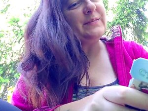 On fume une cigarette ensemble dans un jardin public pendant que je te