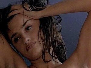Les célébrités latinas se font baiser et nagent nues !