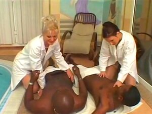 Les masseuses européennes ont leurs chattes trempées étirées par