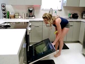 Mon beau-fils m'a baisée pendant que j'étais au four