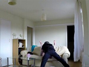 Une grosse blonde se fait baiser par un faux flic. La grosse blonde a