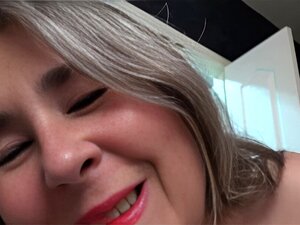 belle-tante Judy-Baise ta belle-tante Mature Grace dans la baignoire