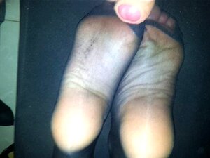 éjaculation sur les pieds en nylon