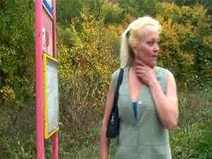 La salope de grand-mère est ramassée et baisée