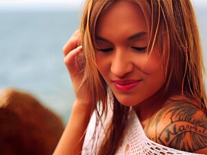 La beauté Angel Piaff caresse son corps et suce une bite