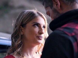 Petite timide ramassée et baisée par un inconnu en plein air. La