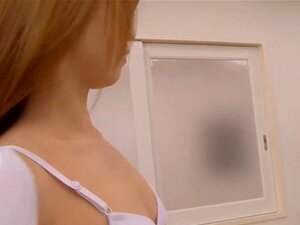 Une écolière se déshabille et montre sa grosse chatte par derrière