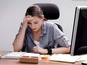 Belle-belle-fille en levrette après le travail par son