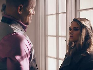 Derrick a découvert que sa belle-fille est une strip-teaseuse, Ils