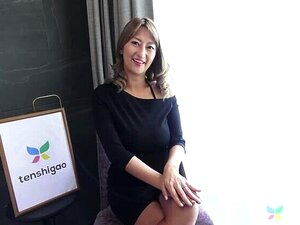 La jolie femme infidèle Rena est dans un love hotel à Tokyo pour un