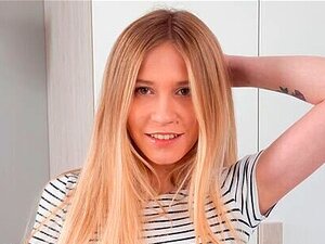 La mignonne blonde Jasmine attrape ses jolis sextoys