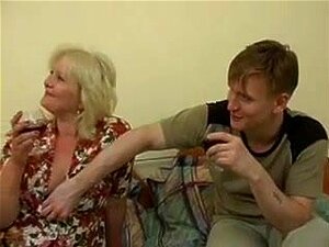 La mature russe Wioman suce et baise le jeune garçon WF