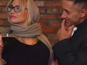 une milf ringarde anale prend un café et une grosse bite. ringard