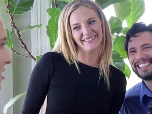 Couple extrême a attaché leur femme au foyer. La femme blonde chaude
