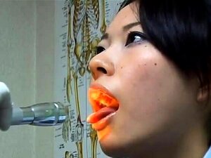 Une mignonne écolière asiatique se fait examiner soigneusement sa