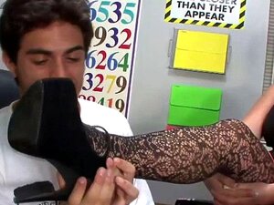 Domina veut l'adoration des pieds. La prof de fétichisme des pieds