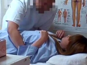 Une nana asiatique sexy se fait malmener chaudement et habilement dans