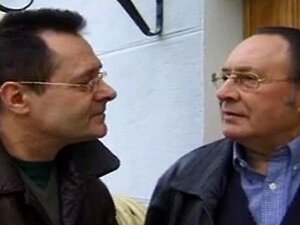 VIEUX FRANÇAIS ET MIGNONNE à 6 têtes roses dans un plan à trois