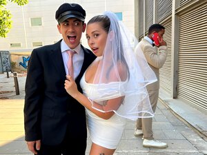 Chauffeur Baise La Mariée Sexy