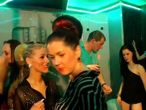 Les salopes dansent et prennent des bites, les salopes du club