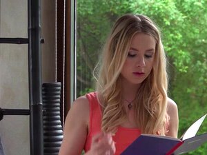 Alecia Fox enroule ses lèvres autour de la bite palpitante de Vinny.