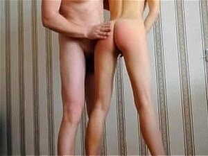 Une jolie femme se fait baiser