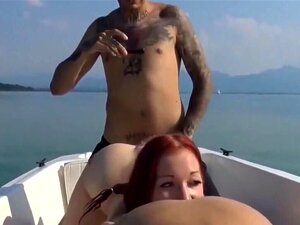 Baisée en bateau sur le lac Bodensee. Baisée en boot trip sur un