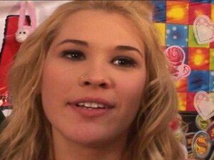 Kimberly Kiss aux petits seins baise un fan pour le cacher de son