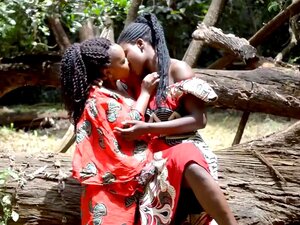 Une étudiante africaine en chaleur bouffe la chatte serrée de sa