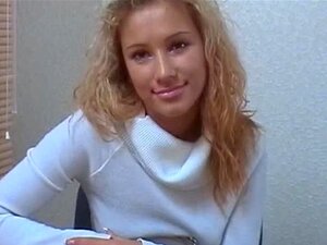 La bombe blonde Foxy Brook se fait baiser en cam. Sa copine blonde