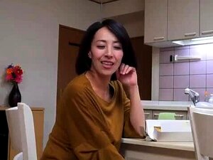 Une femme japonaise séduisante reçoit la baise hardcore qu'elle