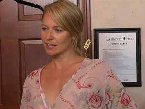 Mignonne lesbienne doigte la petite stepcousin. Une lesbienne brune