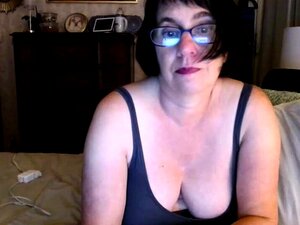 Brune ronde aux gros seins se masturbe avec un gode