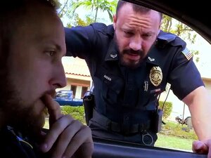 Des flics gays noirs embrassent des mecs blancs et des vieux policiers