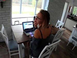 Branler risqué à côté de ma femme qui travaille sur un canapé!