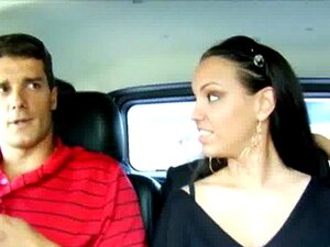 Une mignonne désespérée nue en public et baise pour payer le loyer